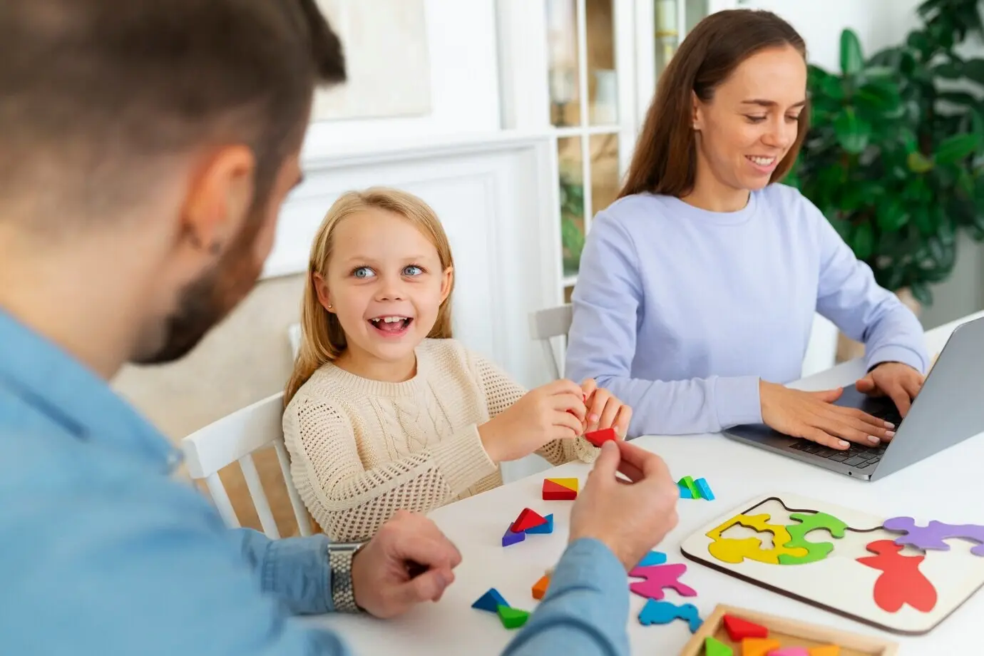 Родители и ребенок дома, вид сбоку.