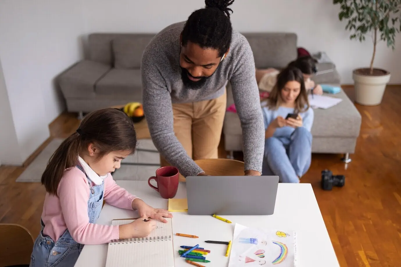 Семья с ребёнком дома, снято с высокого ракурса